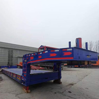 Semi-remorque surbaissée à 3 essieux avec col de cygne, structure à poutres en I robuste, capacité de 50-60 tonnes, équipée d'une rampe mécanique pour le transport de machines