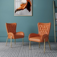 Chaise décorative moderne ; un fauteuil rembourré avec pieds en métal doré ; une chaise de loisirs monoplace pour le salon