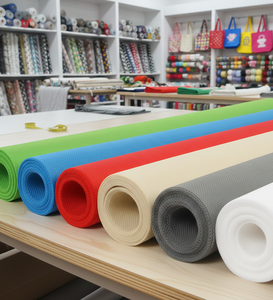 Tela no tejida de PP+PE ligera, transpirable y duradera para aplicaciones versátiles de revestimiento de techos. Origen ID. Asistencia técnica en línea. - Product Image 4