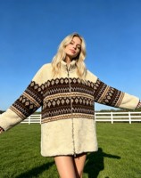 Manteau en fausse fourrure géométrique beige personnalisé en polyester suédé avec col montant et fermeture éclair bidirectionnelle, poches passepoilées, idéal pour l'automne et l'hiver, style décontracté