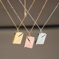 Collier Pendentif Lettre d'Amour Romantique avec Chaîne Maillons en Acier Inoxydable Tendance, Plaqué Or, Cadeau pour Couple pour Fêtes