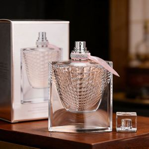 Precio de fábrica: Botellas de perfume transparentes con pulverizador, base gruesa, portátiles, con tapa de presión con diseño de escamas de pez, recargables, bajo pedido mínimo - Product Image 3