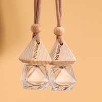 Diffuseur de parfum en verre de 8 ml en gros, petit diffuseur de parfum carré pour voiture avec clip de ventilation