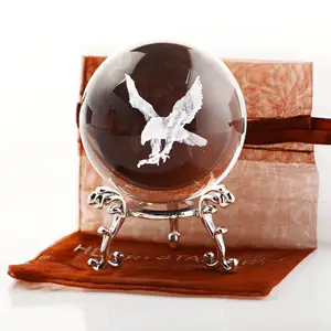 Pisapapeles de bola de cristal de águila grabada en 3D de 60mm con bola decorativa de soporte