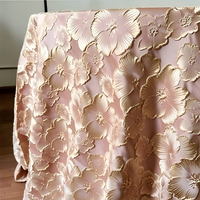 Nappe carrée en polyester jacquard floral doré de luxe OEM, imperméable et écologique, pour mariage, hôtel, banquet