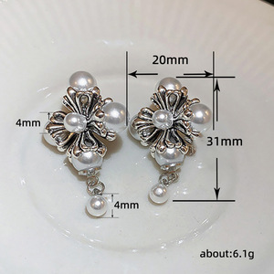 Orecchini a perno con petali effetto perla da donna, accessori moda vintage francesi minimalisti - Product Image 3