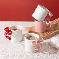 Mug en porcelaine peint personnalisable de 260 ml avec anse en ruban nœud papillon – Design moderne, compatible lave-vaisselle et micro-ondes, idéal pour le thé