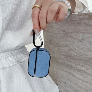 Funda para AirPods con diseño de mezclilla vintage, ligera y protectora - Product Image 4