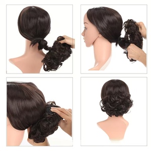 <span class=keywords><strong>Chignon</strong></span> synthétique court bouclé de haute qualité en gros avec peignes clips et élastiques pour extensions de cheveux - Product Image 2