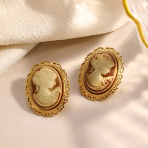 Boucles d'oreilles clous en acier inoxydable de style vintage, incrustées de résine, motifs de peinture à l'huile portant des portraits, design esthétique, 18k - Product Image 4