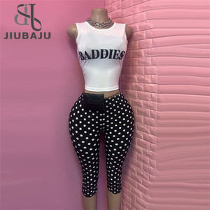Completo due pezzi alla <span class=keywords><strong>moda</strong></span> da donna: top slim senza maniche con stampa a lettere e scollo rotondo e pantaloncini a pois - Product Image 2