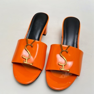 Vente en gros de tongs de créateurs en cuir verni de haute qualité pour femmes, tendance estivale, luxe, marque célèbre, pantoufles pour femmes - Product Image 5