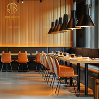Ensemble de mobilier commercial Ron Group pour restaurant : Table carrée en bois massif, chaise rembourrée en cuir, banquette capitonnée sur mesure