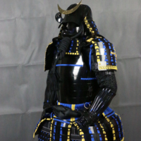 Armure complète de samouraï Yoroi en fer noir brillant avec échelle 3D, grand casque Maedate Kabuto à cornes de taureau et anneau doré, masque Menpo pour adulte