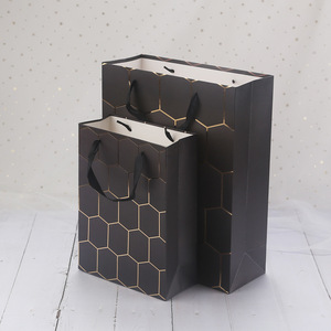 Bolsas de Papel Ecológicas Clásicas Blancas y Negras con MOQ Bajo, Logotipo Personalizado en Relieve, Materiales Reciclados Biodegradables, para Calzado de Moda - Product Image 1