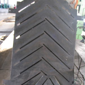 YUPHENG 20Mpa slijtvaste EP200 5-laags hoogwaardige treksterkte <span class=keywords><strong>45</strong></span> graden Chevron transportband voor steen en aggregaten - Product Image 4