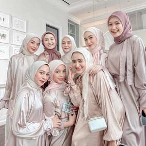 Muna Satin Hijab Satén Arrugado Hijab Bufandas a todo color Chal Satin <span class=keywords><strong>Crepe</strong></span> Bufanda brillante para mujer Bufanda arrugada - Product Image 1