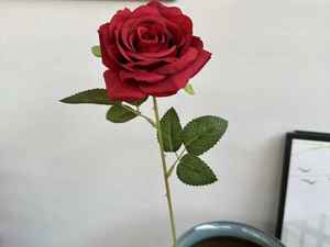 Composizione Floreale Artificiale BF-RS23 con Rosa Singola per Decorazioni Nuziali, Ispirata a Cascata di Fiori con Bordi Arricciati - Product Image 5