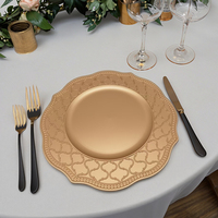 Assiette de présentation classique en plastique de 13 pouces, motif plante doré gaufré, peinte à la main, forme pétale, pour décoration de table de mariage et de dîner