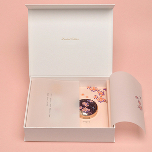 Boîtes en papier pliables de luxe avec logo personnalisé, forme carrée avec aimant pour collier, bijoux, emballage gaufré pour offrir en cadeau - Product Image 4