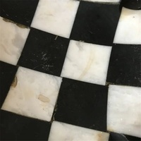 Plateau et porte-objets circulaire en marbre noir et blanc à carreaux, surface polie