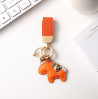 Promotion : Pendentif de sac de luxe en cuir, motif poney, avec pompon, pour femme, ornement animal, porte-clés de voiture, breloque de sac de créateur en forme de cheval, pour filles