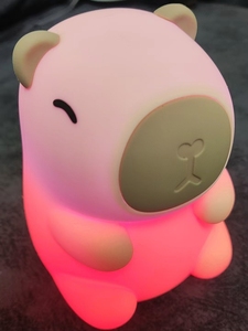 ไฟกลางคืนซิลิโคนรูปคาปิบาร่าน่ารัก ชาร์จ USB ได้ ไฟ LED เปลี่ยนสีได้ เหมาะสำหรับเด็ก ใช้ข้างเตียง ลายการ์ตูนสัตว์ ไฟกลางคืนสำหรับห้องเด็ก - Product Image 2