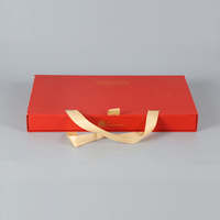 Emballage rouge Cadeau en papier artisanal Nichoir pour oiseaux avec poignée