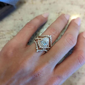 Anello da Donna Q178 in Oro Bianco con Diamante Naturale Taglio Triangolare Colore D, Anello di Fidanzamento con Diamanti Laterali - Product Image 2