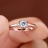 Dernière conception promotionnelle : Bague de fiançailles solitaire en argent sterling 925 avec moissanite ronde de 5 mm (0,5 ct) pour femme