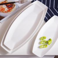 Vaisselle de restaurant en céramique rétro de luxe léger en gros, assiettes blanches en forme d'arc, plats de restauration personnalisables, compatibles micro-ondes