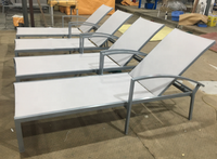 Chaise longue de piscine et de plage en aluminium blanc et noir avec tissu Teslin, style hôtelier et de loisirs