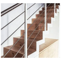 Escalier moderne à double poutre, poutres en Z jumelées, marches ouvertes en hickory, escalier résidentiel pour villa