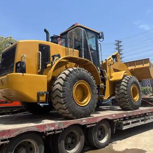 รถตักล้อยาง CAT966H สีเหลืองมือสอง พร้อมรถตักขนาดเล็ก บรรทุกได้ 8 ตัน เครื่องยนต์คัมมินส์ ยางขนาดใหญ่ และบุ้งกี๋หน้า บนรถพ่วงพื้นเรียบ - Product Image 3