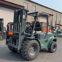 Haute qualité 3.5 tonnes chariot élévateur diesel 4x4 tout-terrain moteur japonais prix usine pour équipement de manutention transpalette siège empileur