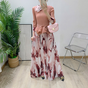 Thiết kế in họa tiết thời trang và giản dị, gồm áo hai mảnh tay dài cổ đứng và chân váy dài, dáng rộng, phù hợp với mọi người. - Product Image 3