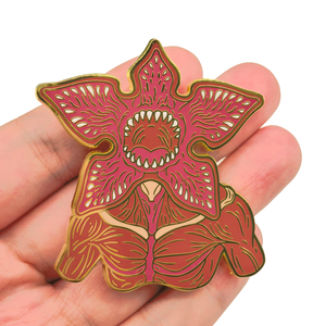 Nouvelles conceptions, broche en alliage de chrysanthème de haute qualité, décoration pour sac à dos - Product Image 1