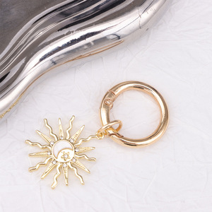 จี้ห้อยรูปทรงดวงอาทิตย์ ดวงจันทร์ และดวงดาว ทำจากโลหะผสมสังกะสี สีทอง แฟชั่นสำหรับทุกเพศ เหมาะสำหรับตกแต่งรองเท้า - Product Image 4