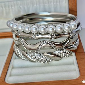 Pulsera de Moda con Diseño de Perlas en Espiral, Acero Inoxidable, Completamente Adornada con Diamantes, Diseño Cuadrado de Bambú - Product Image 2