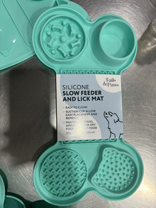 Tapis de léchage et gamelle en silicone moderne en forme d'os pour animaux de compagnie, distributeur de nourriture lente pour chien avec ventouse - 6 compartiments consécutifs - Product Image 6