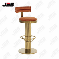 Tabouret de bar en tissu moderne disponible avec base en métal doré et repose-pieds pour restaurants et cuisines de luxe