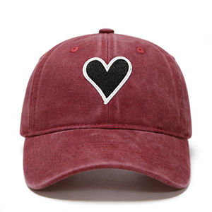 Gorra de Béisbol Ajustable con Parche de Corazón Rojo Vintage, Ligera y Transpirable, para Golf, Senderismo y Deportes al Aire Libre - Product Image 1