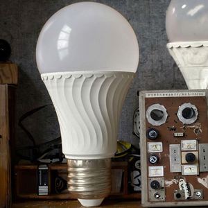 หลอดไฟ LED ลายเส้น ราคาถูก รุ่น Global 12W SKD ขายดี ขั้ว B22 พร้อมอะแดปเตอร์ AC แบบ E27 - Product Image 4