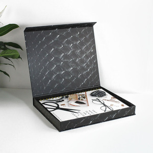 Caja de Regalo Magnética de Lujo Personalizada para Pelucas, Forrada con Satén de Seda - Product Image 1