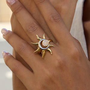 Anillo Sunburst de Oro Amarillo Ajustable, Joyería Unisex para Regalo - Product Image 3