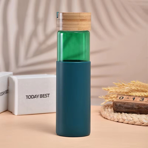Bouteille d'eau en verre borosilicate personnalisée populaire de 550 ml avec poignée extérieure, tasse droite portable et couvercle en bambou - Product Image 3