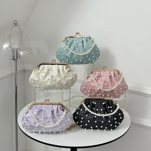 2023新款时尚网红串珠铆钉外壳女式斜挎包，带拉链封口和聚酯衬里 - Product Image 1