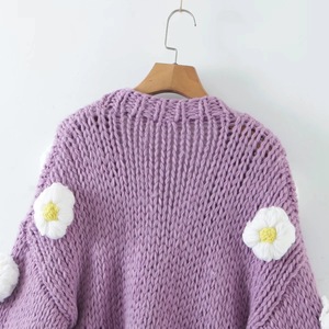 <span class=keywords><strong>Pull</strong></span> d'hiver cardigan chaud en acrylique 100% <span class=keywords><strong>fait</strong></span> à la <span class=keywords><strong>main</strong></span> personnalisé avec embellissements floraux de petites marguerites pour filles et dames - Product Image 2