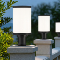 Lampe de poteau extérieure en aluminium noir au design nordique simple, résistante aux intempéries, avec abat-jour en verre opale côtelé blanc