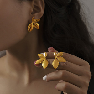 Pendientes chapados en oro de acero inoxidable Joker, diseño de fundición de perlas con sensibilidad, Nueva joyería - Product Image 3